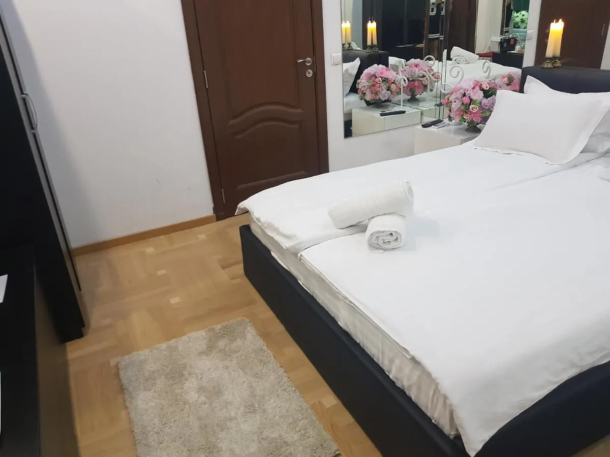 Camera Oglinzi National Arena Apartment Bucharest Romania